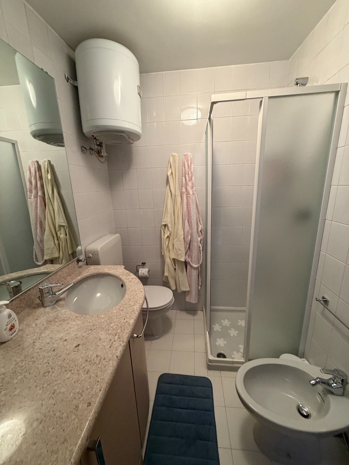 Bagno con box doccia e boiler