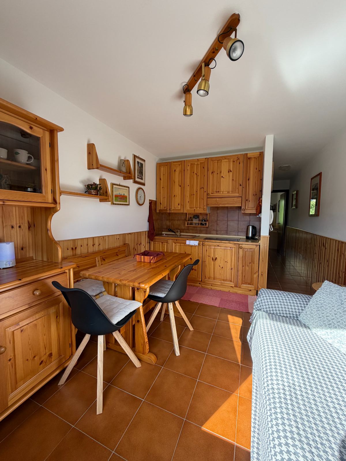 Cucina in pino con tavolo da pranzo e panca