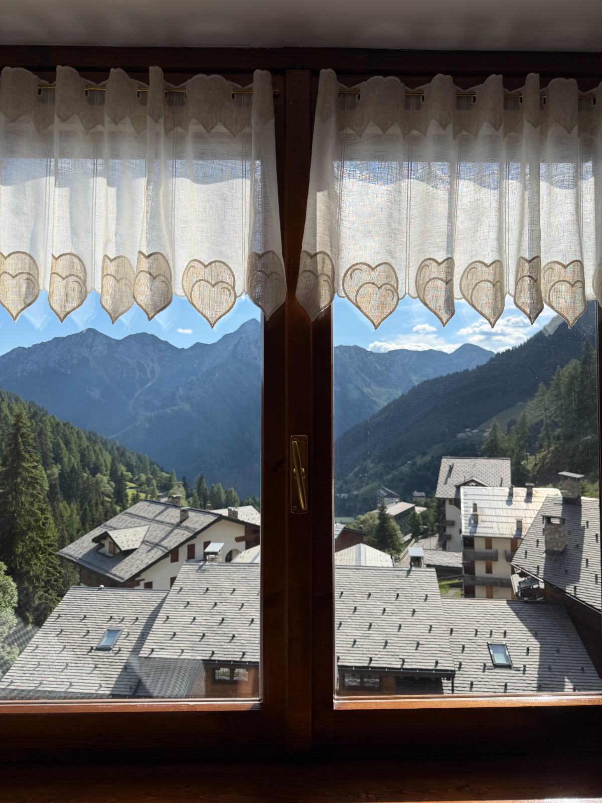 Vista sulle vette dalla finestra dell'appartamento